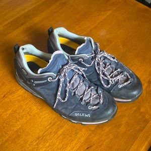 Salewa Mountain Trainer GTX 8.5 GUC Premium Navy Subtle Green Goretex